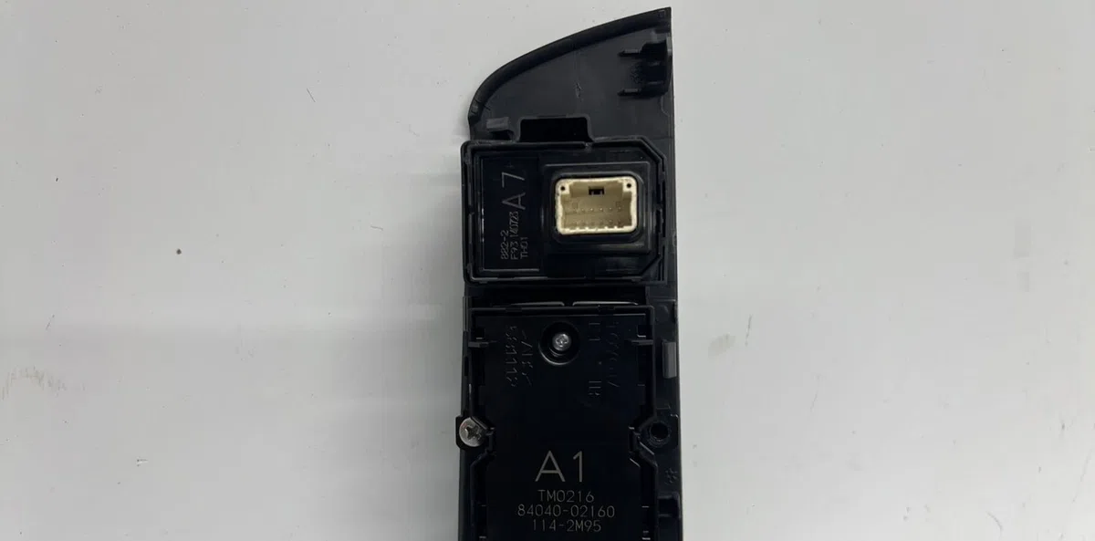 Commande lève-glace porte avant gauche TOYOTA COROLLA E21 BREAK occasion — photo 3