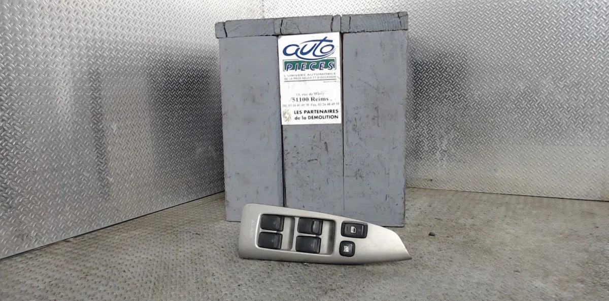 Commande lève-glace porte avant gauche Toyota COROLLA Verso (_E12_) 2.0 d-4d (cde120_) (2002-2004) occasion