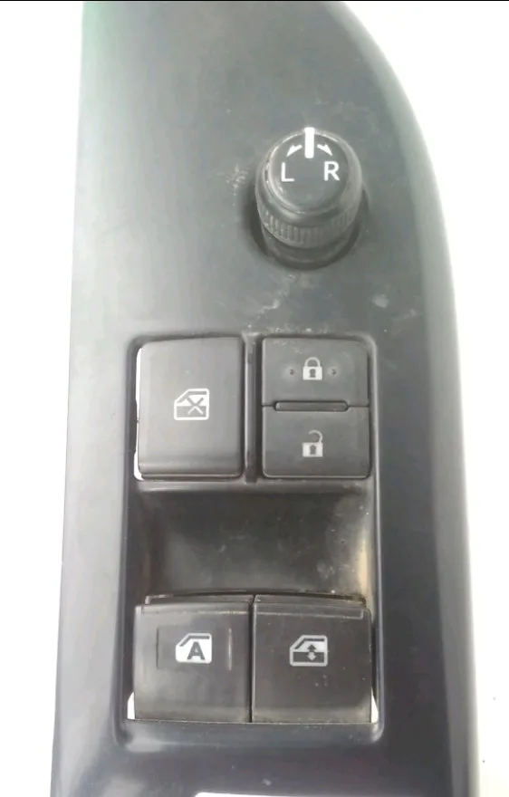 Commande lève-glace porte avant gauche Toyota HILUX VIII Pick-up (_N1_) 2.4 d 4wd (gun125_) (2015) occasion