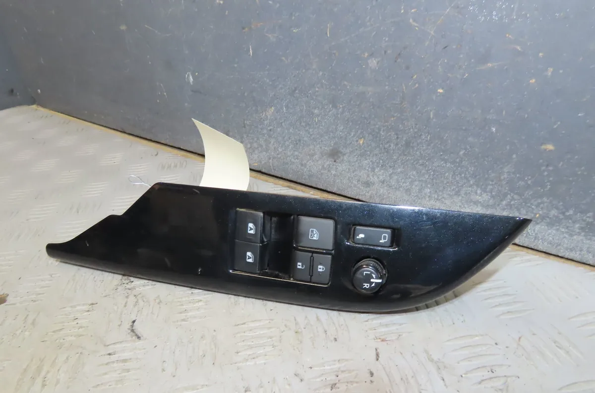 Commande lève-glace porte avant gauche Toyota HILUX VIII Pick-up (_N1_) 2.8 d 4wd (gun126) (2020) 2 portes occasion