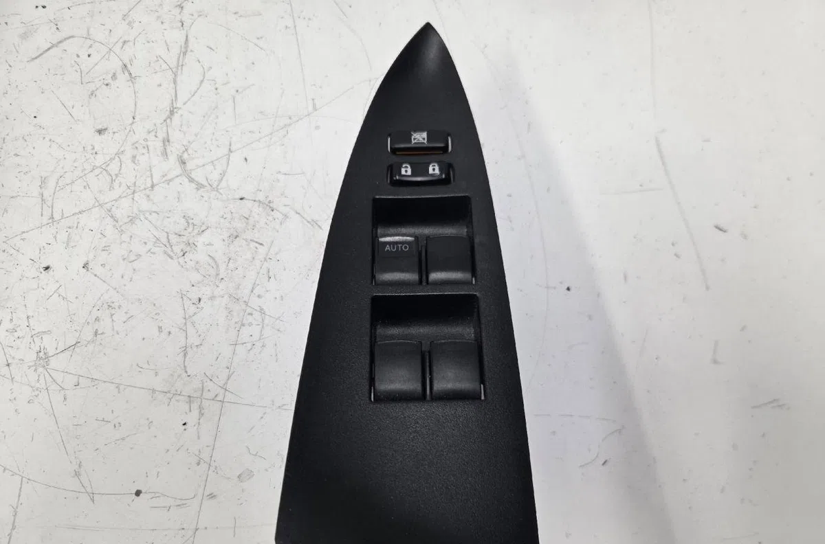 Commande lève-glace porte avant gauche TOYOTA RAV4 3 PHASE 2 occasion — photo 2