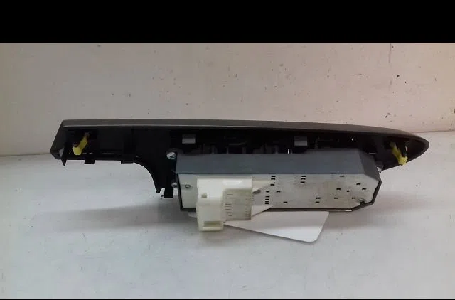 Commande lève-glace porte avant gauche Toyota URBAN CRUISER (_P1_) 1.4 d-4d 4wd (nlp115_) (2009-2014) occasion — photo 2