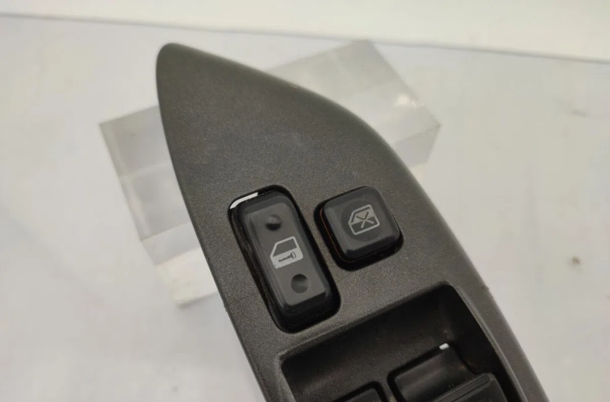 Commande lève-glace porte avant gauche TOYOTA YARIS 1 PHASE 1 occasion — photo 3
