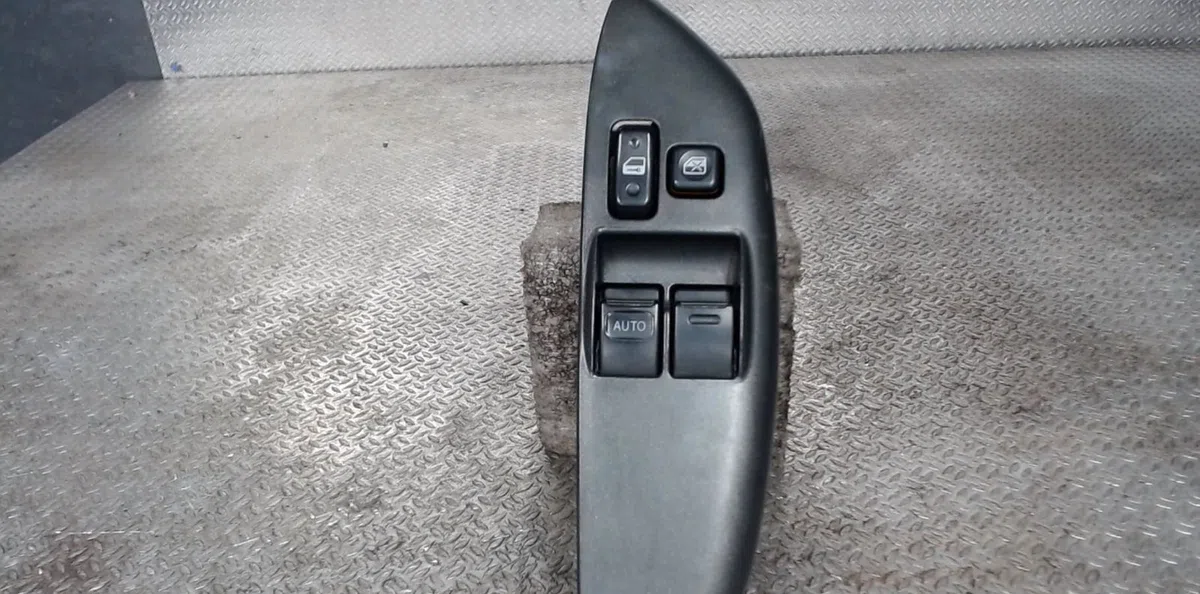 Commande lève-glace porte avant gauche TOYOTA YARIS 1  YARIS 1 PHASE 1 occasion — photo 2