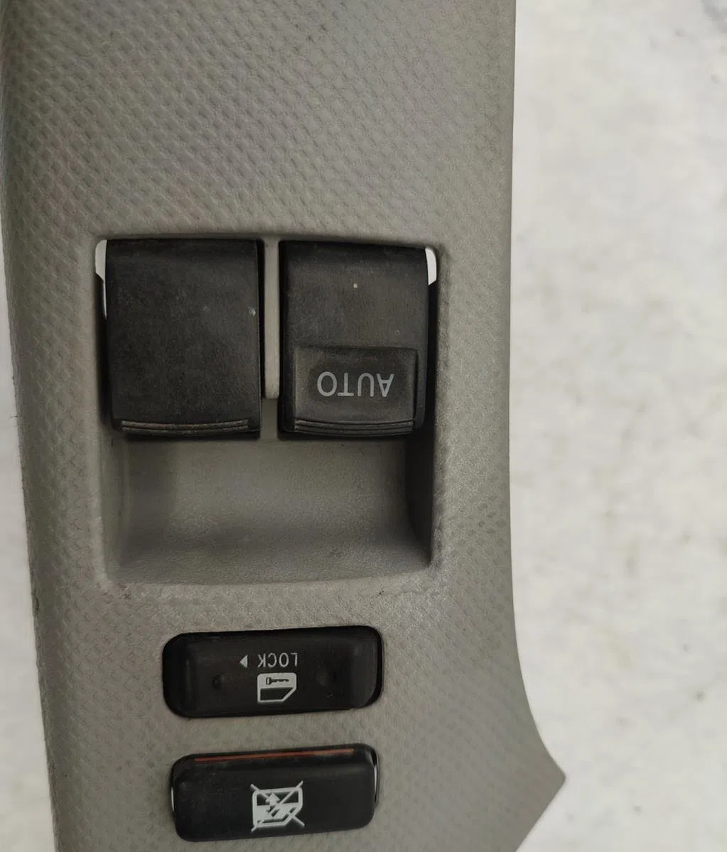 Commande lève-glace porte avant gauche TOYOTA YARIS 2 PHASE 1 occasion — photo 3