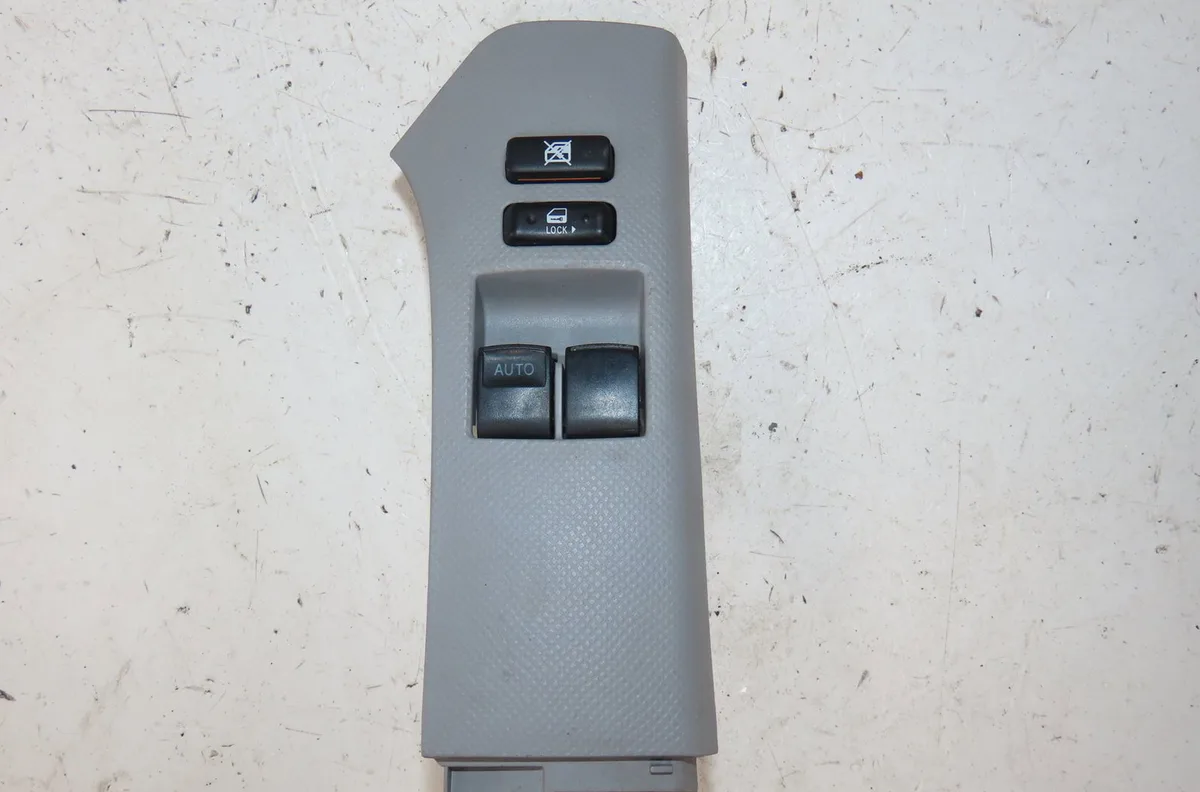 Commande lève-glace porte avant gauche TOYOTA YARIS II  1.0i 69ch occasion