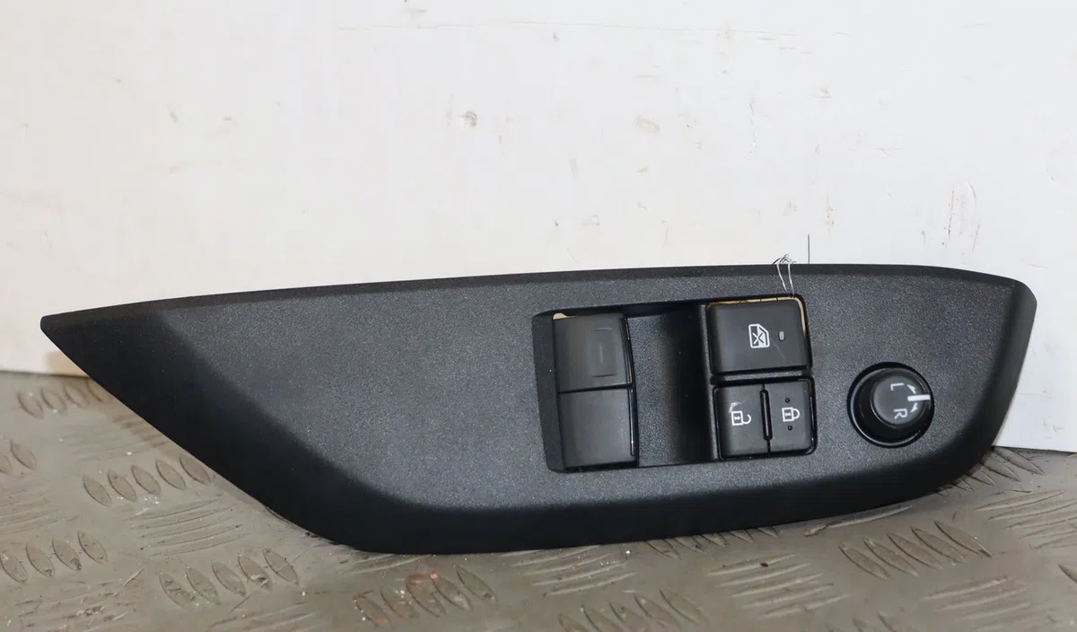 Commande lève-glace porte avant gauche Toyota YARIS (_P21_, _PA1_, _PH1_) 1.5 hybrid (mxph10, mxph11) (2020) 5 portes occasion — photo 2