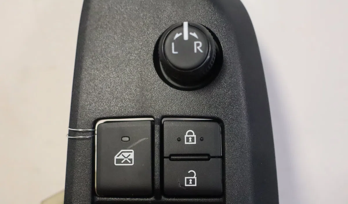 Commande lève-glace porte avant gauche Toyota YARIS (_P21_, _PA1_, _PH1_) 1.5 hybrid (mxph10, mxph11) (2020) 5 portes occasion — photo 3