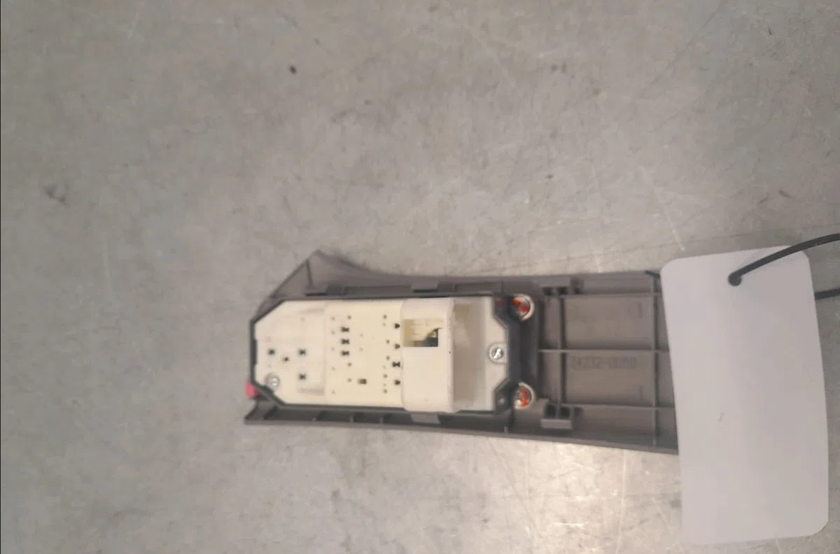 Commande lève-glace porte avant gauche Toyota YARIS (_P9_) 1.0 vvt-i (ksp90_) (2005-2011) 5 portes occasion — photo 2