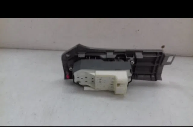 Commande lève-glace porte avant gauche Toyota YARIS (_P9_) 1.0 vvt-i (ksp90_) (2005-2011) 5 portes occasion — photo 2