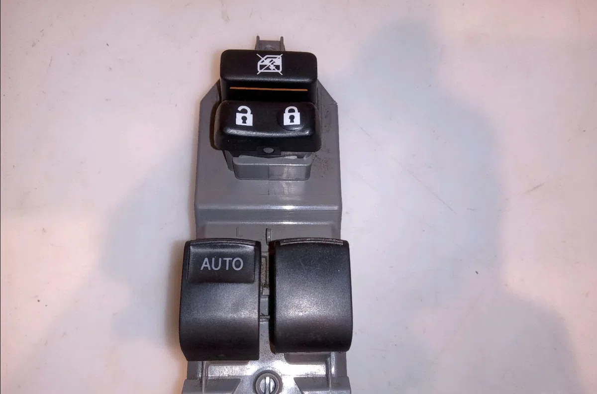 Commande lève-glace porte avant gauche Toyota YARIS (_P9_) 1.0 vvt-i (ksp90_) (2005-2011) 5 portes occasion