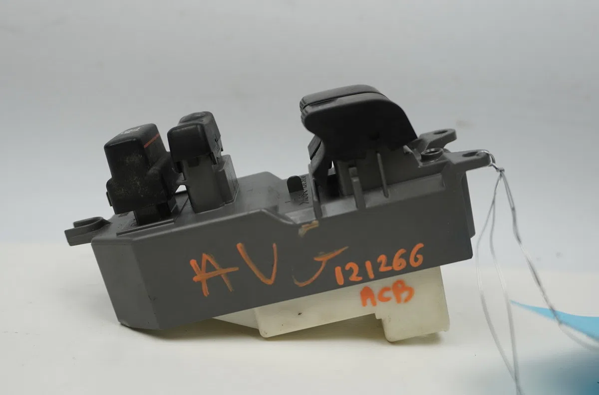 Commande lève-glace porte avant gauche Toyota YARIS (_P9_) 1.4 d-4d (nlp90_) (2005-2012) occasion — photo 2