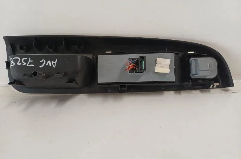 Commande lève-glace porte avant gauche VOLKSWAGEN GOLF 6 BREAK occasion — photo 3