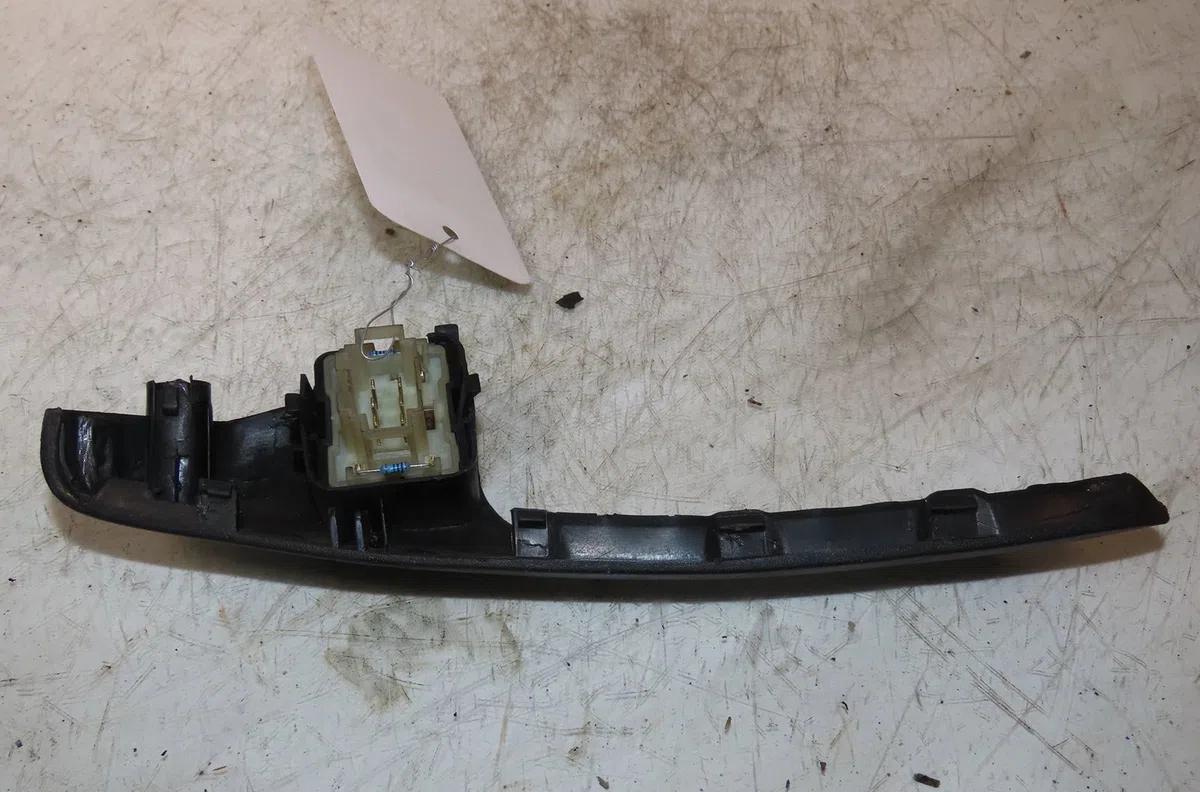 Commande lève-glace porte avant gauche Volkswagen GOLF III (1H1) 1.9 tdi (1993-1997) occasion