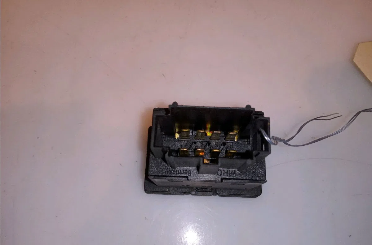 Commande lève-glace porte avant gauche Volkswagen GOLF III Cabriolet (1E7) 1.8 (1993-1998) occasion