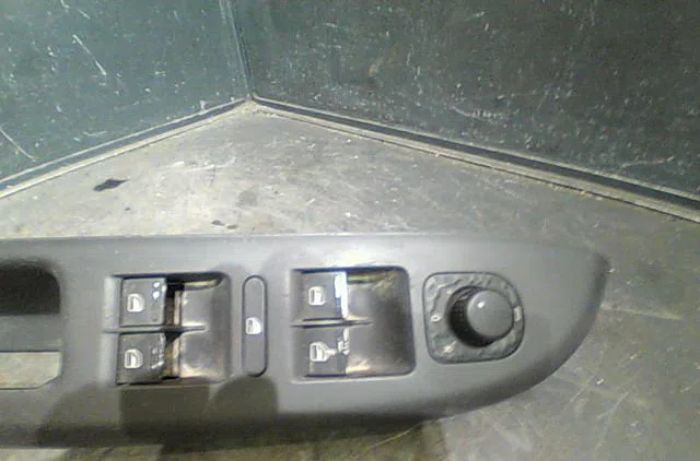 Commande lève-glace porte avant gauche Volkswagen GOLF PLUS V (5M1, 521) 1.9 tdi (2005-2009) 5 portes occasion — photo 2