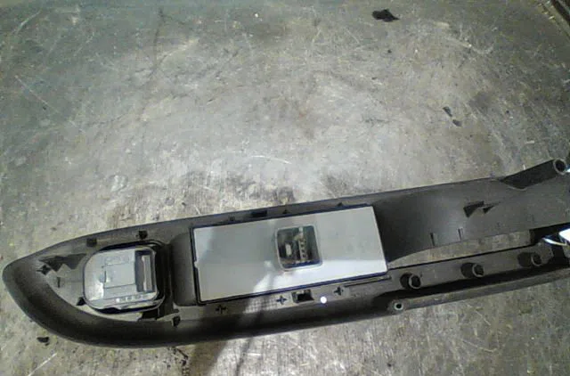 Commande lève-glace porte avant gauche Volkswagen GOLF PLUS V (5M1, 521) 1.9 tdi (2005-2009) 5 portes occasion — photo 3