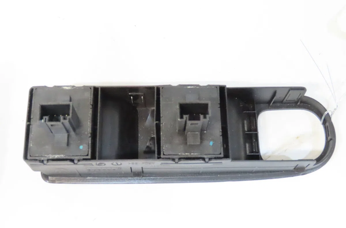Commande lève-glace porte avant gauche Volkswagen GOLF VI Décapotable (517) 1.2 tsi (2011-2016) occasion — photo 3