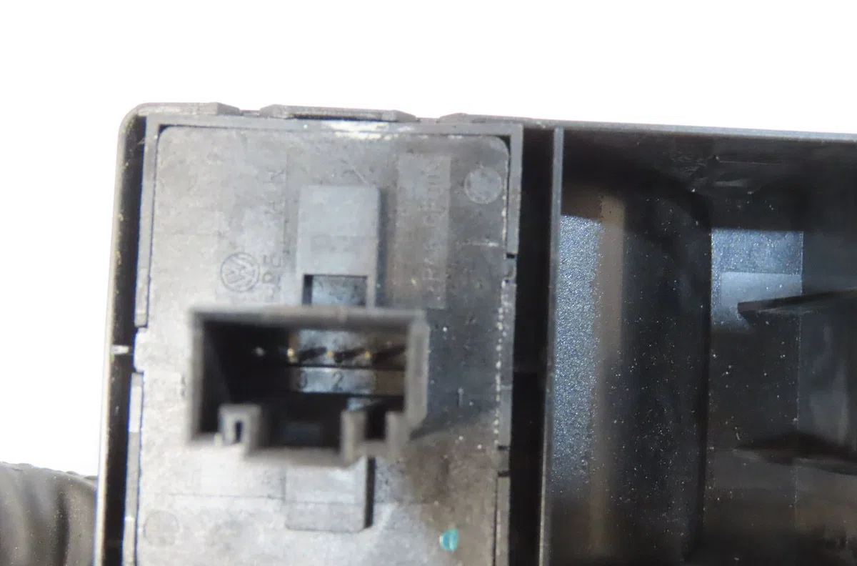 Commande lève-glace porte avant gauche Volkswagen GOLF VI Décapotable (517) 1.2 tsi (2011-2016) occasion — photo 4