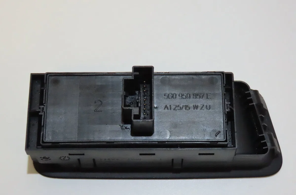 Commande lève-glace porte avant gauche Volkswagen GOLF VII (5G1, BQ1, BE1, BE2) 1.4 tsi (2014-2020) occasion — photo 2