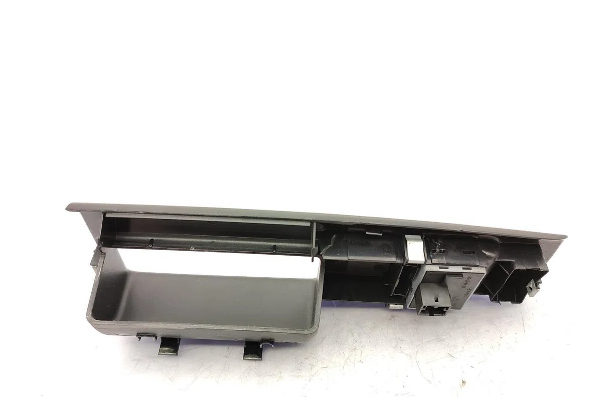 Commande lève-glace porte avant gauche VOLKSWAGEN POLO 4 PHASE 2 occasion — photo 2