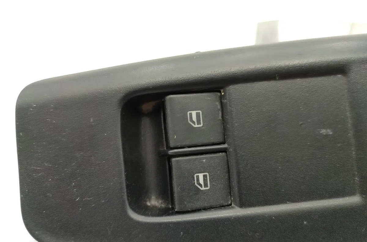 Commande lève-glace porte avant gauche VOLKSWAGEN POLO 4 PHASE 2 occasion — photo 3