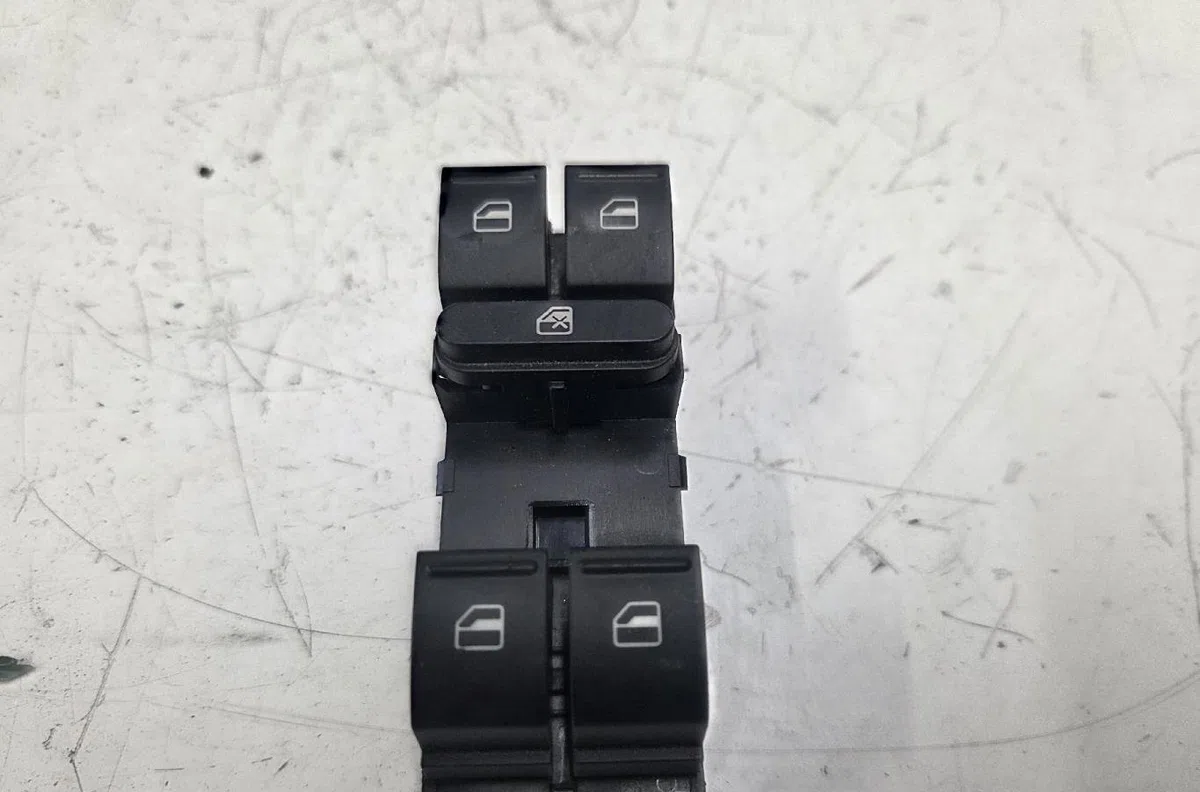 Commande lève-glace porte avant gauche VOLKSWAGEN POLO 5 PHASE 1 occasion — photo 2