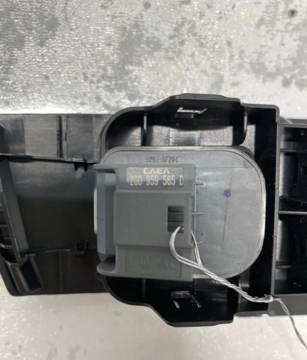 Commande lève-glace porte avant gauche VOLKSWAGEN POLO 6 PHASE 1 occasion — photo 2