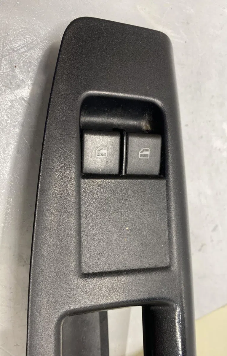 Commande lève-glace porte avant gauche Volkswagen POLO (9N_, 9A_) 1.2 12v (2001-2007) occasion — photo 2
