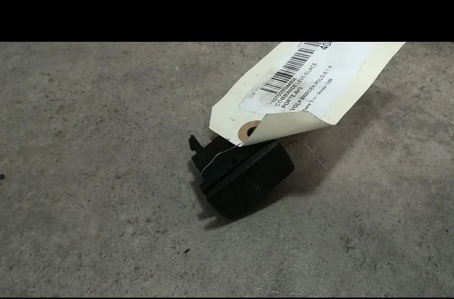 Commande lève-glace porte avant gauche Volkswagen POLO III (6N1) 60 1.4 (1995-1999) occasion — photo 3