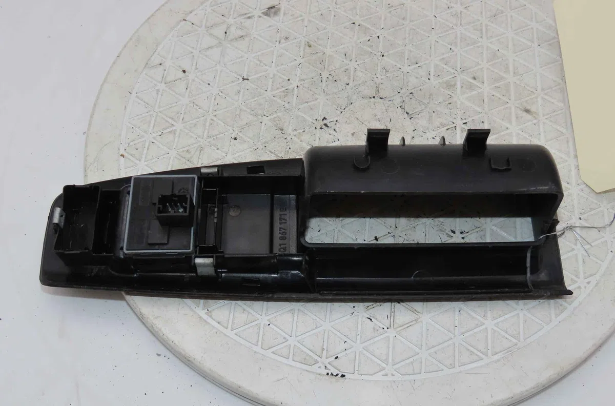Commande lève-glace porte avant gauche VOLKSWAGEN POLO IV occasion — photo 2