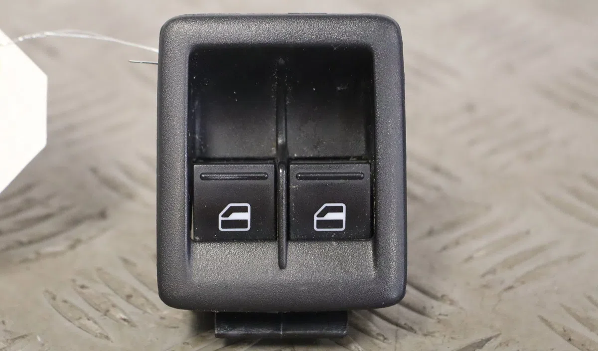 Commande lève-glace porte avant gauche Volkswagen SCIROCCO III (137, 138) 1.4 tsi (2008-2017) occasion — photo 2