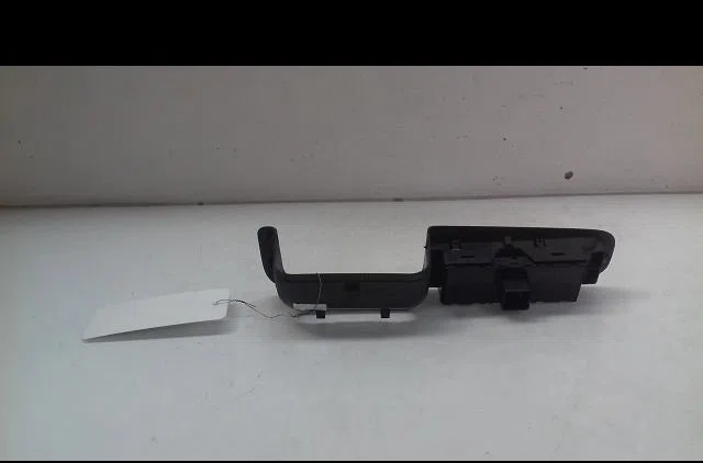 Commande lève-glace porte avant gauche VOLKSWAGEN TOUAREG 3.0 V6 TDI - 225 2005 occasion — photo 2