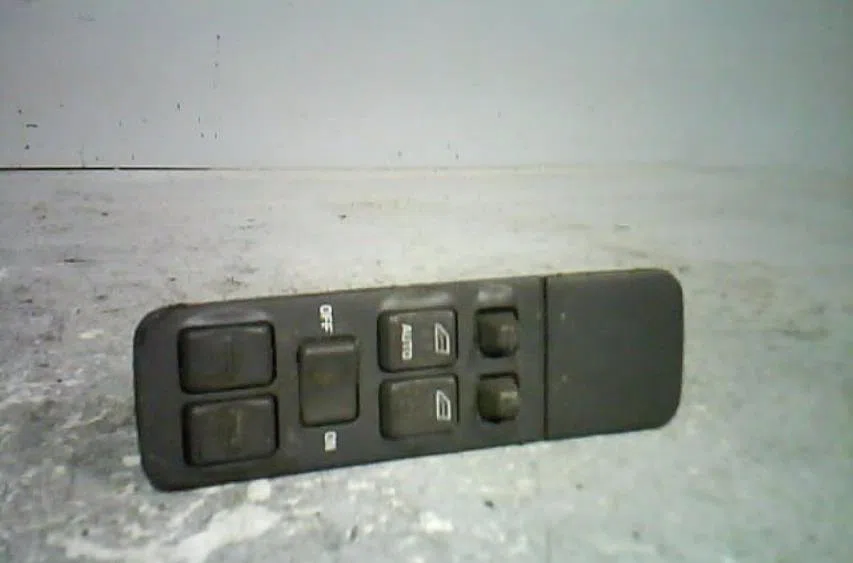 Commande lève-glace porte avant gauche Volvo V40 Break (645) 1.9 t4 (1997-2000) occasion — photo 2