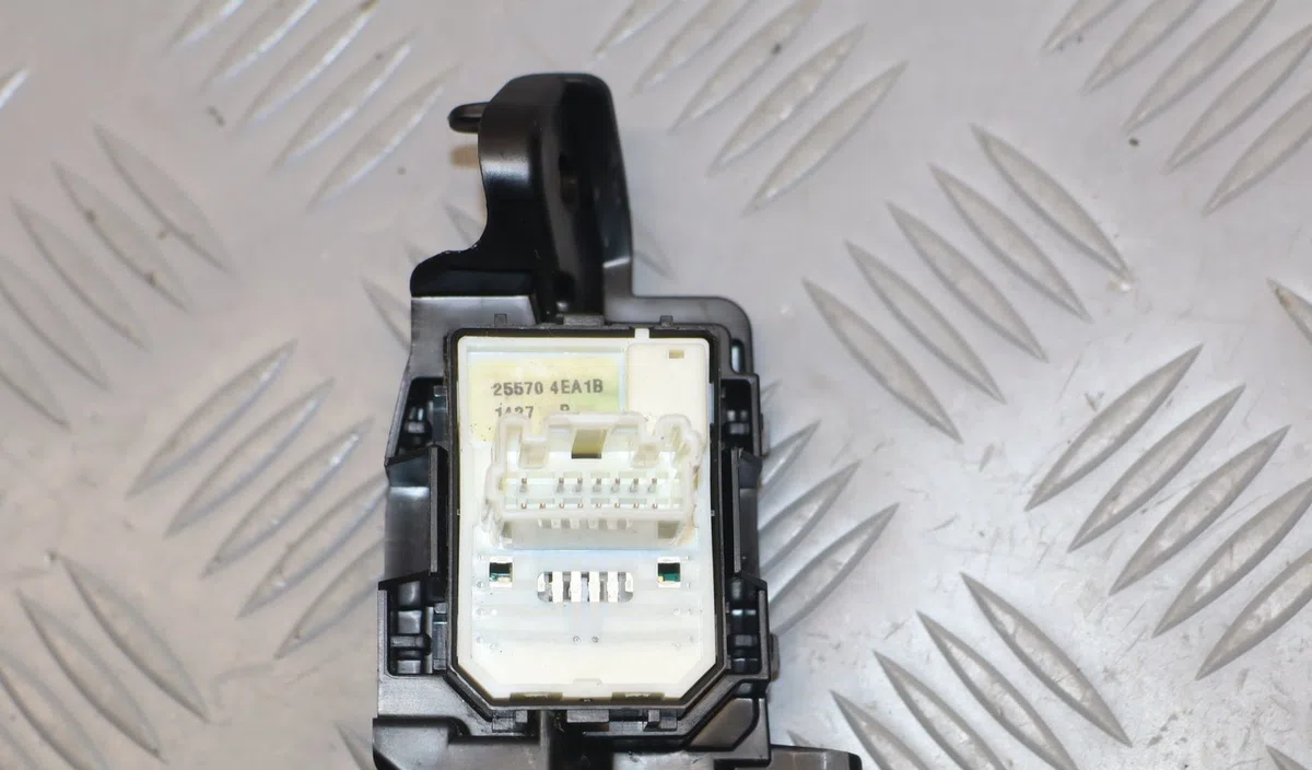 Commande retroviseur exterieur electrique gauche Nissan QASHQAI II SUV (J11, J11_) 1.2 dig-t (2013) occasion — photo 2