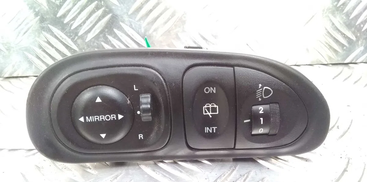 Commande rétroviseurs extérieures électriques Hyundai LANTRA II Break (J-2) 1.5 12v (1997-2000) occasion — photo 3