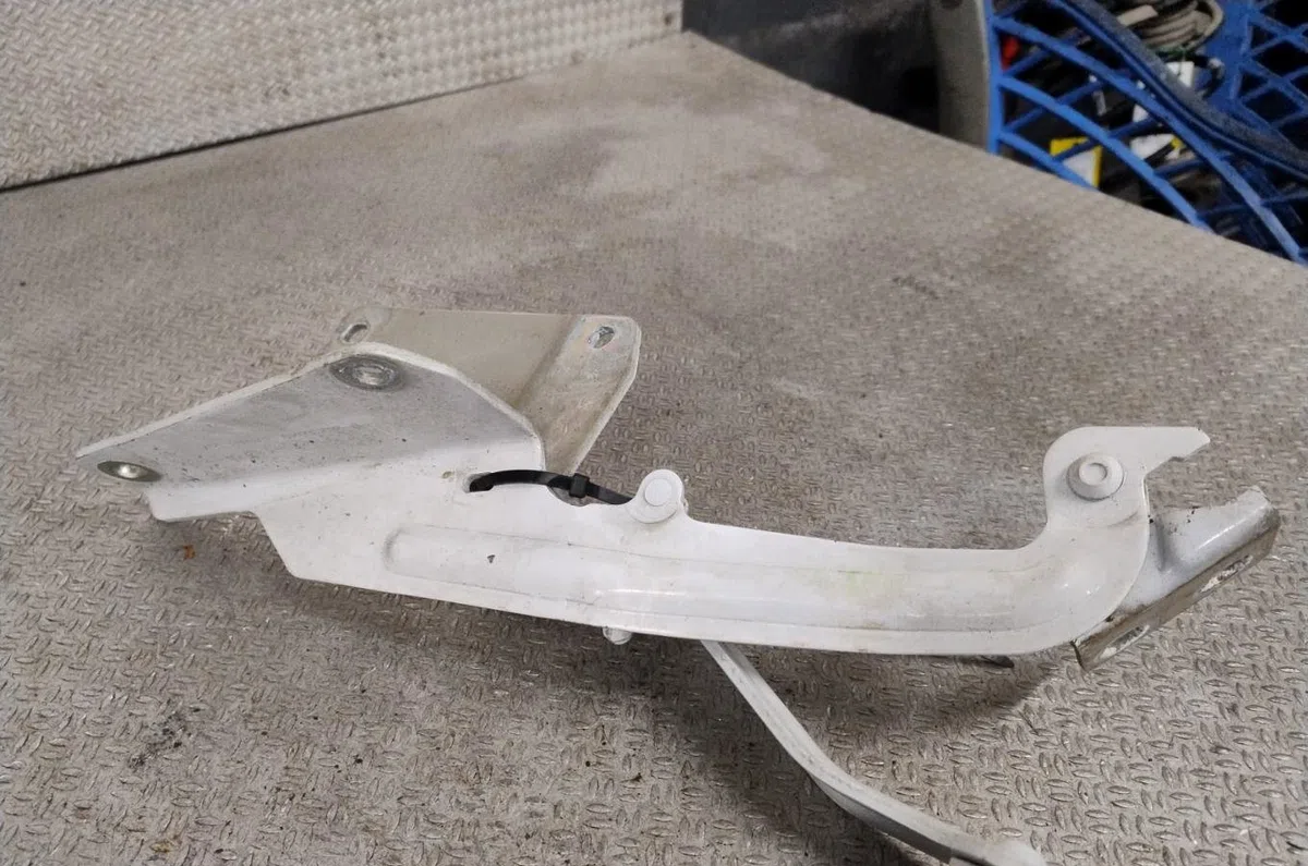 Compas g capot Renault KANGOO Express (FW0-1_) 1.5 dci 75 (fw07, fw10, fw04) (2010) 4 portes occasion — photo 2