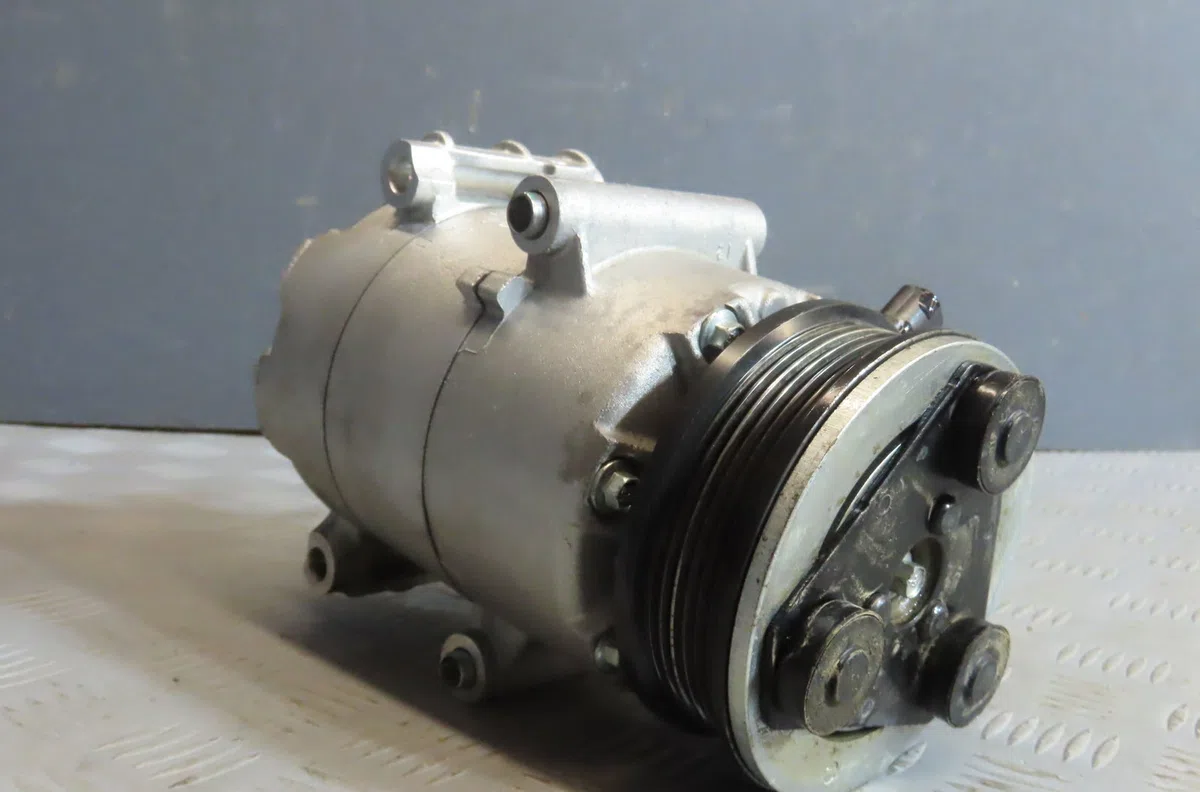 Compresseur air conditionne FORD FIESTA 2012 occasion — photo 2