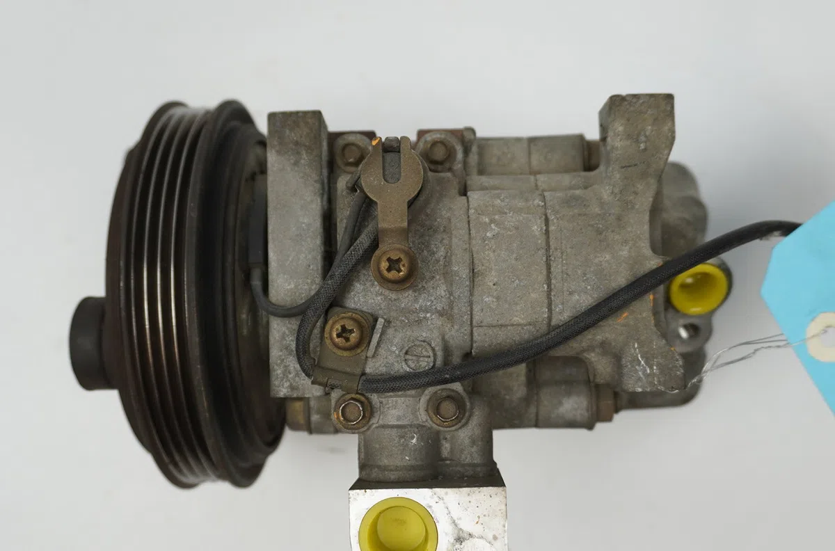 Compresseur air conditionne Mazda DEMIO (DW) 1.3 16v (dw3w) (1998-2003) occasion — photo 2