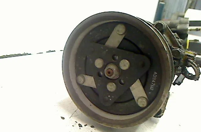 Compresseur air conditionne Peugeot 407 (6D_) 3.0 (6dxfvj) (2004-2010) occasion — photo 2
