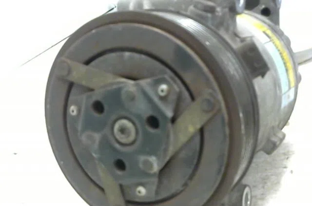 Compresseur air conditionne Renault MEGANE II A trois volumes (LM0-1_) 1.9 dci (lm0g, lm1g, lm2c) (2003) occasion — photo 2