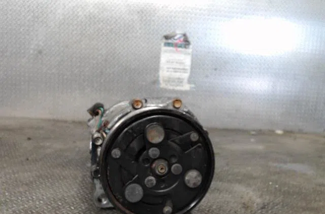 Compresseur air conditionne VOLKSWAGEN GOLF 4  GOLF 4 occasion — photo 2