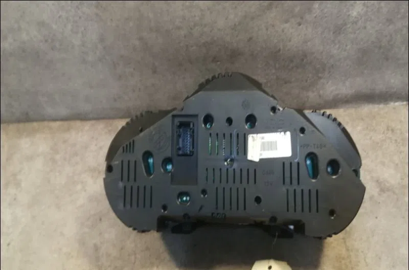 Compteur Alfa romeo 147 (937_) 1.6 16v t.spark (937.axa1a, 937.axb1a, 937.bxb1a) (2001-2010) occasion — photo 2