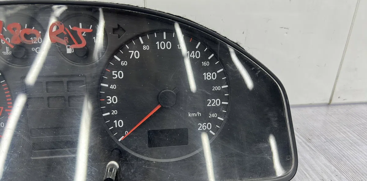 Compteur AUDI A4 1 AVANT PHASE 1 BREAK occasion — photo 2