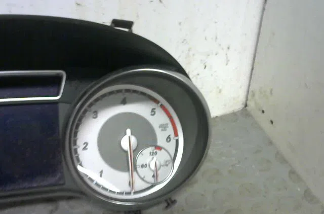 Compteur Mercedes-benz CLA Coupé (C117) Cla 200 cdi (117.301) (2013-2014) occasion — photo 2