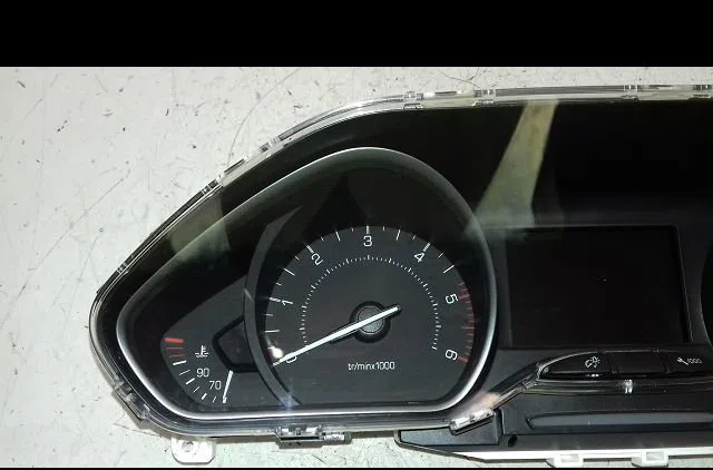 Compteur Peugeot 208 I (CA_, CC_) 1.5 bluehdi 100 (2018) occasion — photo 2