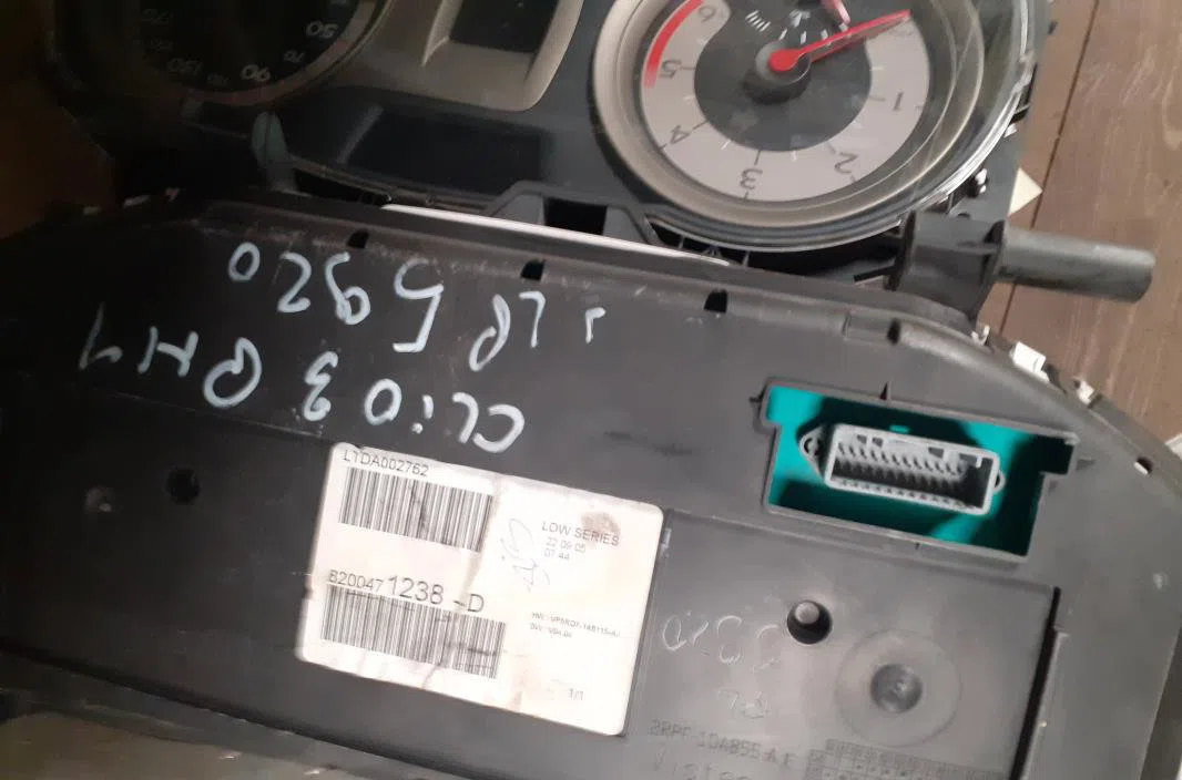 Compteur Renault CLIO III (BR0-1, CR0-1) 1.5 dci (c-br0g, c-br1g) (2005-2012) 5 portes occasion — photo 2