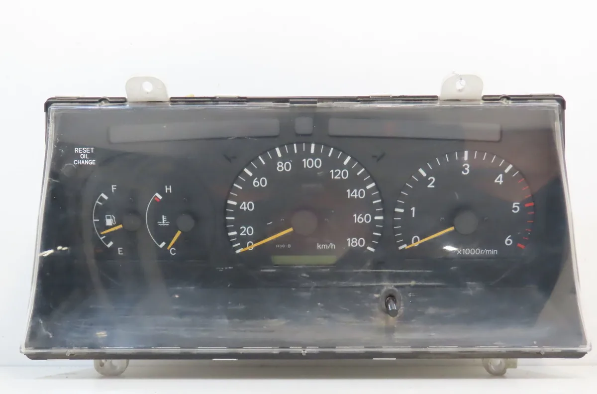 Compteur Toyota HIACE IV Camionnette (__H1_, __H2_) 2.5 d-4d (klh12, klh22) (2001-2006) occasion