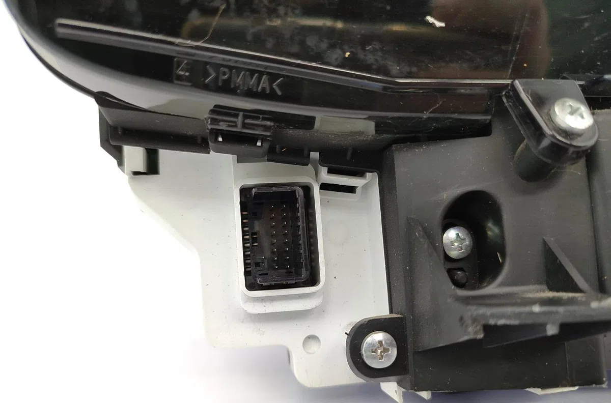 Compteur TOYOTA YARIS 2 PHASE 2 occasion — photo 2