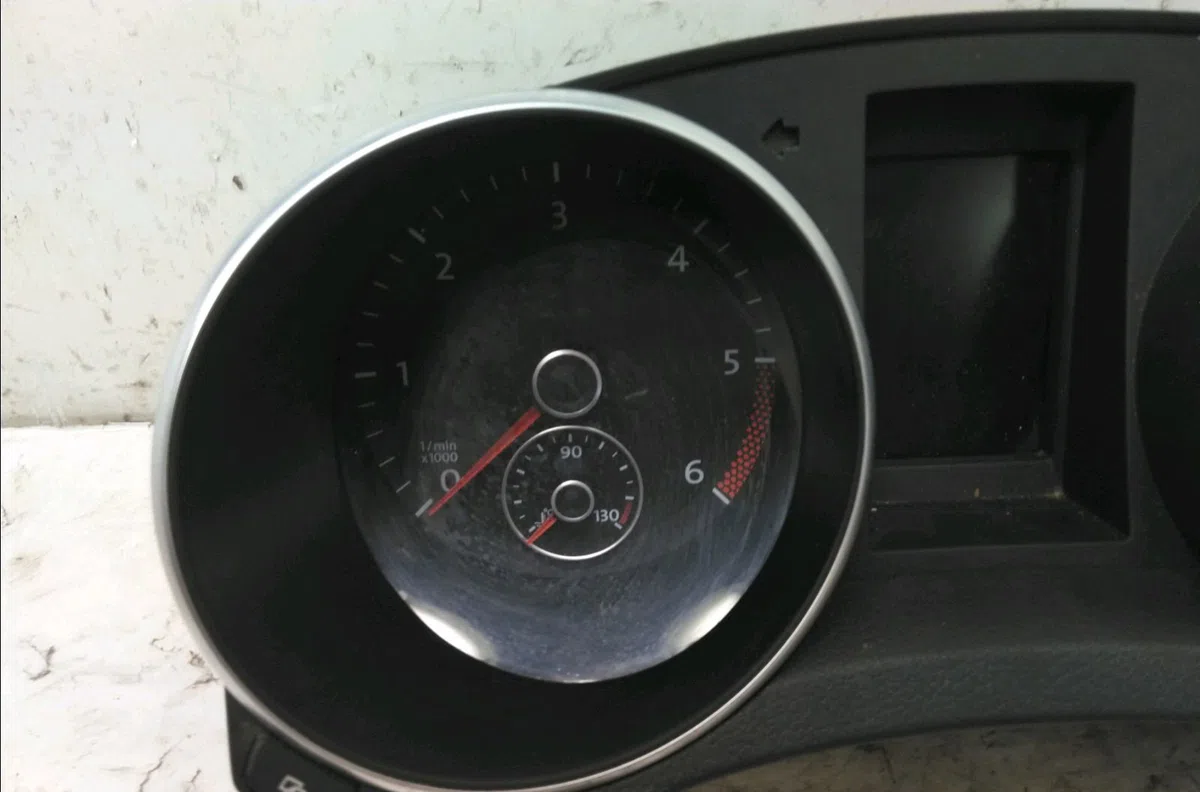 Compteur Volkswagen GOLF VI (5K1) 2.0 tdi (2008-2013) 5 portes occasion — photo 2
